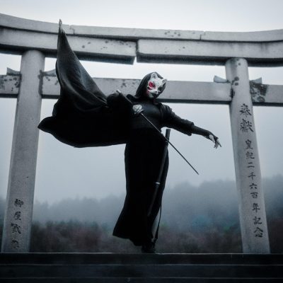 角色设定编辑器页面，性格、语气、背景三项滑杆并排，右侧预览一句示例台词，界面以琥珀色点缀强调可调项